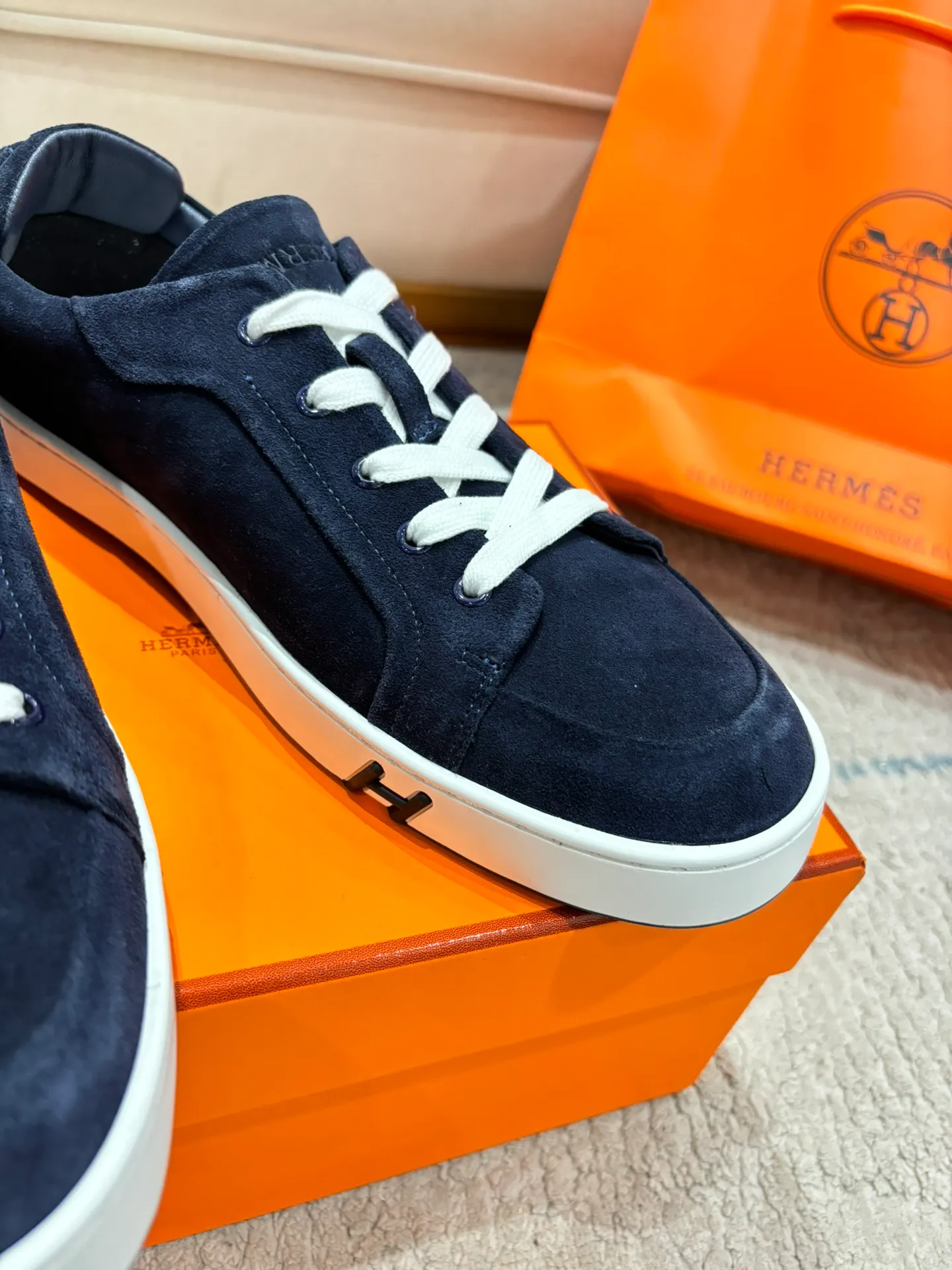 👟👟Ex-factory price 640👟👟 Men's model ➕10 Hermes·Hermès 2025ss new Lucky series men's leather loafers casual sports shoes for women Top version 🔝Original purchase, development and production👍🏻 This Hermès sports shoe is made of calfskin and suede goatskin, with iconic "H" details on the side, creating a dynamic and fashionable style. 💘 💜Material: original imported first-layer cowhide 💛Inner lining: original customized soft sheepskin 💚Sole: original molded non-slip TPU outsole ❤️Sole thickness: about 2.5cm 🤍Number of yards: 35-45👣 (40 for women and 45 for men, custom-made and non-refundable